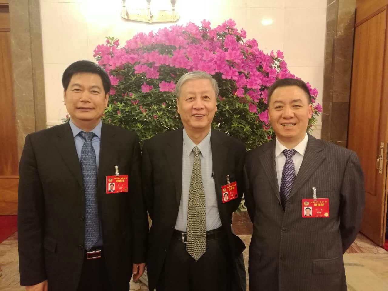 董事长今年全国两会（中是中国教育学会钟秉林会长，右是四川省教育厅王康巡视员）.jpg